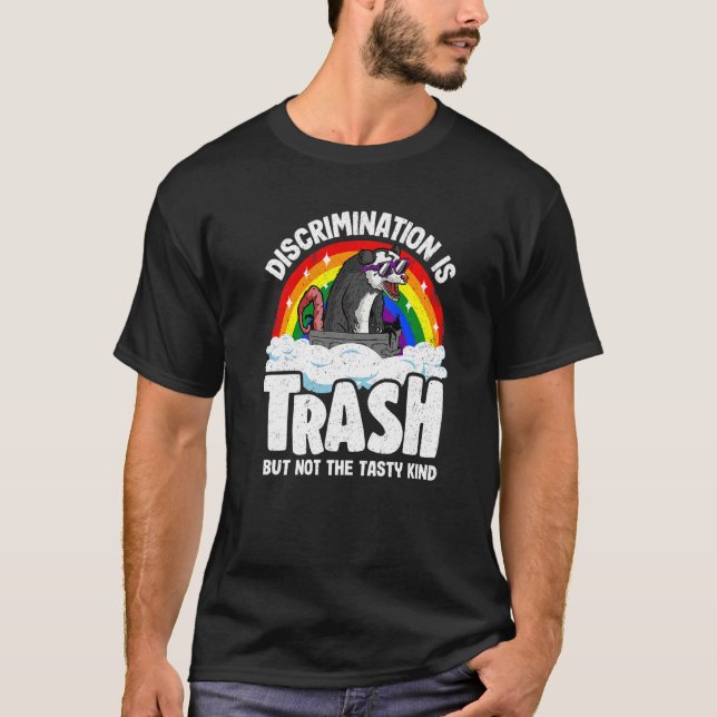 Discrimination Is Trash Opossum Rainbow Flag Gay P T-Shirt (Vorderseite)