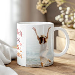 "Disfruta de las casas pequeñas" Benutzerdefiniert Kaffeetasse<br><div class="desc">Mit der "Disfruta de las Cosas Pequeñas" Custom Foto Coffee Tasse die Lebensfreude. Dieser personalisierte Schlamm enthält den herzerwärmenden Satz "Disfruta de las Cosas Pequeñas" ("Enjoy the Little Things"), der elegant neben Ihrem Lieblingslied präsentiert wird. Das Design verbindet boho-inspiriert Elemente mit Ihrer persönlichen Touch und macht es zu einer einzigartigen...</div>