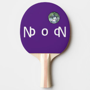 Diskoball auf lila Ping Pong Paddelbahnen Tischtennis Schläger