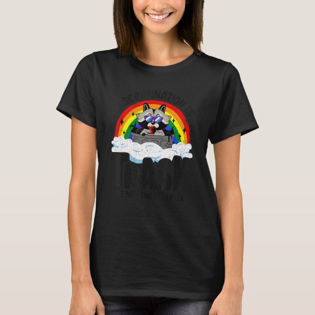Diskriminierung ist Mülleimer-Regenbogenflagge T-Shirt (Vorderseite)