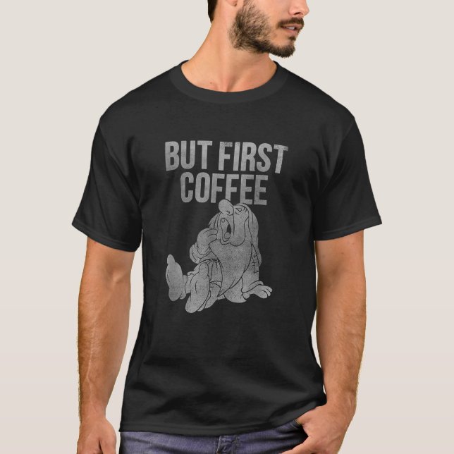 Disney Snow White Sleepy Yawning But First Coffee  T-Shirt (Vorderseite)