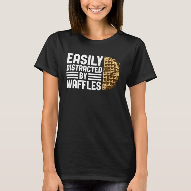 Distracted by Waffles Ironic Saying Waffle Fan T-Shirt (Vorderseite)