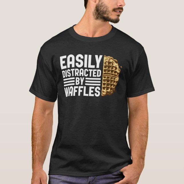 Distracted by Waffles Ironic Saying Waffle Fan T-Shirt (Vorderseite)