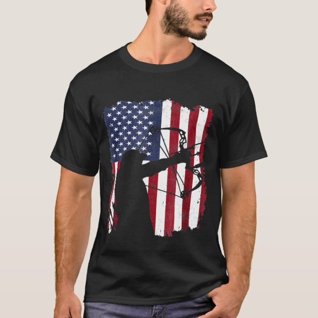 Distressed Compound Bow Archer American Flag T-Shirt (Vorderseite)