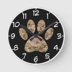 Distressed Desert Camo Dog Paw Print With Numbers Runde Wanduhr