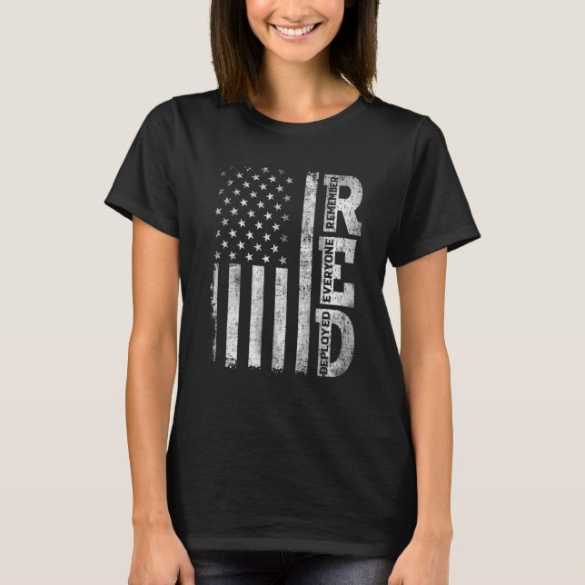 Distressed US Flag Remember Everyone Deployed R E  T-Shirt (Vorderseite)