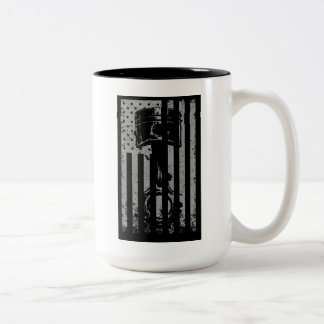 Distressed USA Flag Piston Muscle Car Illustration Zweifarbige Tasse