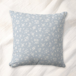 Ditsy-Blumenmuster Coastal Cottagecore Blassblau Kissen