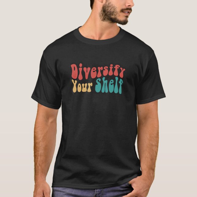Diversify Your Shelf Reading Literacy Reader Write T-Shirt (Vorderseite)