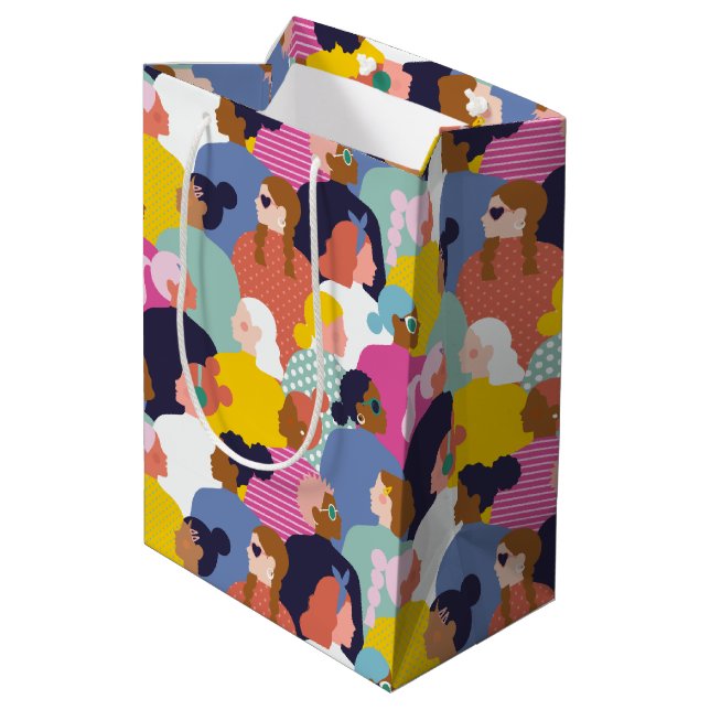 Diversity von Frauen - Frauen unterschiedlicher et Mittlere Geschenktüte (Rückseite Schrägansicht)