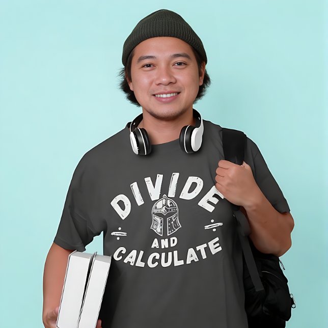 Divide And Calculate – Funny Math Warrior Design T-Shirt (Von Creator hochgeladen)