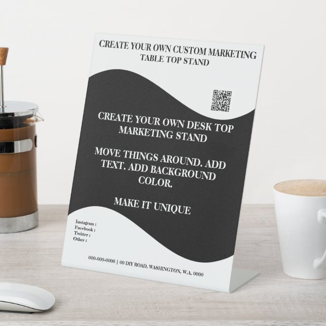 DIY Desktop-Marketing-Stand 8x10 Schwarz-weiß Sockelschild (In SItu)