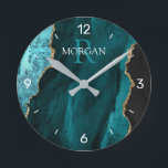 DIY Monogram & Name Black Gold Aquamarin Agate, Nu Runde Wanduhr<br><div class="desc">Personalisieren Sie diese Uhr mit Ihrem Monogramm und Name In Weiß und Dunkel Aquamarinen Text auf schwarz,  gold und aquamarin agate. Dieses einfache klassische Design kann auch zur Werbung für Ihren Firmennamen verwendet werden. Die Uhr hat weiße Zahlen.</div>