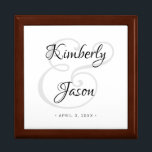 DIY Seinen und ihre Skriptnamen, Black & Gray Wedd Erinnerungskiste<br><div class="desc">Seine und ihre Namen in schönen schwarz-grauen Schriftzeichen und Datum für ein elegantes Design auf weißem Hintergrund. Klicken Sie auf "Anpassen",  um Farben und Stile zu ändern.</div>