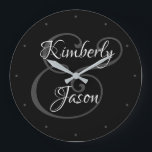 DIY Seinen und ihre Skriptnamen, weiß & grau auf s Große Wanduhr<br><div class="desc">Seine und ihre Namen in schönen weißen und grauen Schriftzeichen für ein elegantes Design auf schwarzem Hintergrund mit Stundenpunkten. Klicken Sie auf "Anpassen",  um Farben und Stile zu ändern.</div>