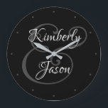 DIY Seinen und ihre Skriptnamen, weiß & grau auf s Große Wanduhr<br><div class="desc">Seine und ihre Namen in schönen weißen und grauen Schriftzeichen für ein elegantes Design auf schwarzem Hintergrund mit Stundenpunkten. Klicken Sie auf "Anpassen",  um Farben und Stile zu ändern.</div>