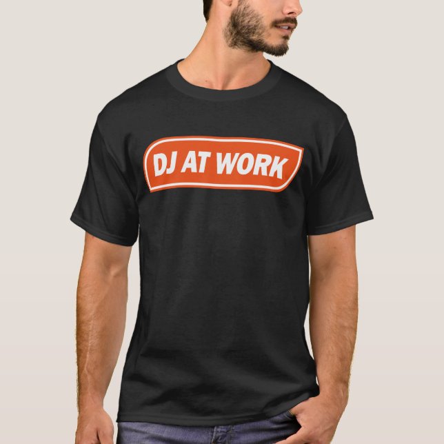 DJ bei der Arbeit - Orange T-Shirt (Vorderseite)