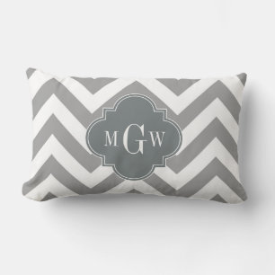 Dk Grau Lg Chevron Holzkohle Quatrefoil 3 Monogram Lendenkissen