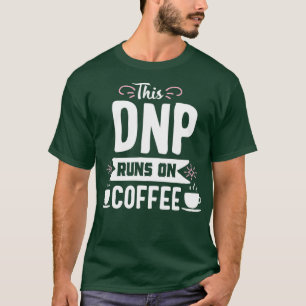 DNP läuft auf Coffee Doctor of Nursing Practice T-Shirt