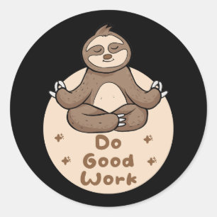 Do Good Work Kawaii Funny Brown Sloth Doing Yoga Runder Aufkleber