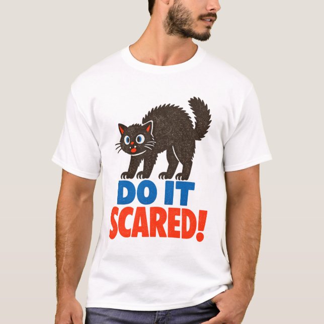 Do It Scared Motivational Retro Black Cat T-Shirt (Vorderseite)