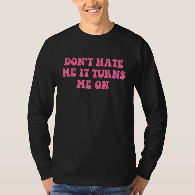 Do Not Hate Me It Turns Me On  Pink Text T-Shirt (Vorderseite)