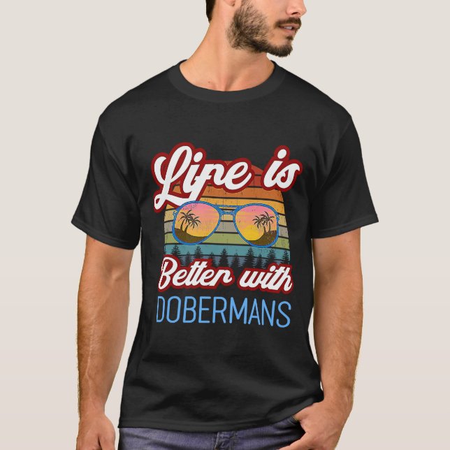 Doberman Dog Retro Sunset mit Dobermans T-Shirt (Vorderseite)
