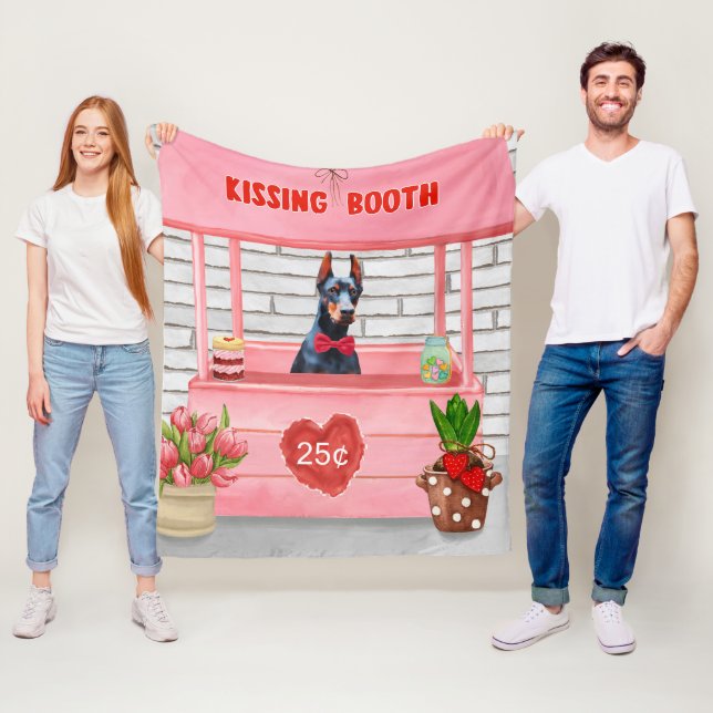 Doberman Dog Valentine's Day Kissing Booth Fleecedecke (Beispiel)