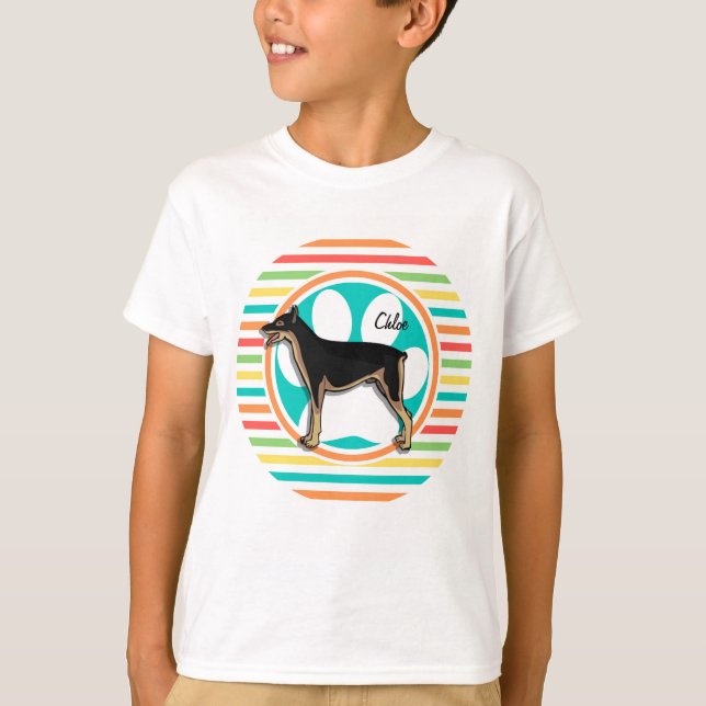 Doberman; helle Regenbogenstreifen T-Shirt (Vorderseite)