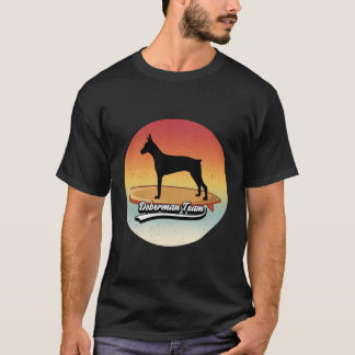 Doberman Hund auf Surfboard T-Shirt