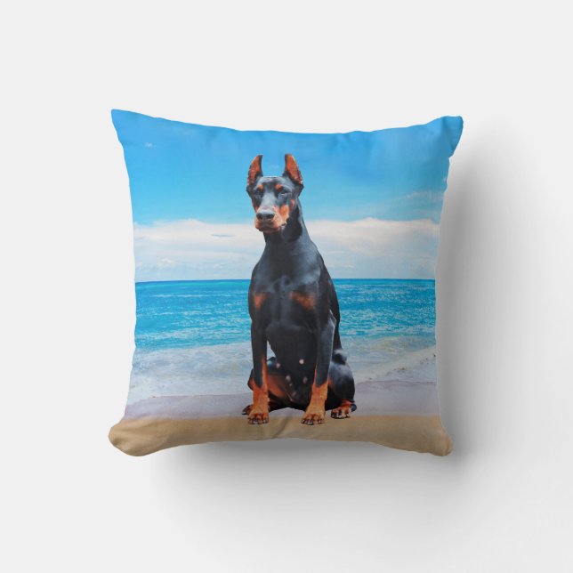 Doberman Hund sitzt am Strand Kissen (Vorderseite)