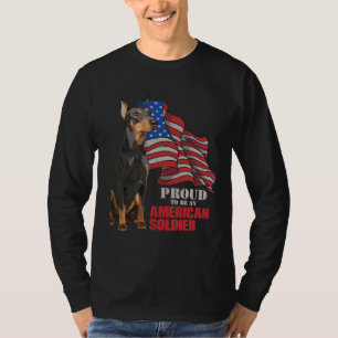 Doberman ist stolz auf einen amerikanischen Soldat T-Shirt