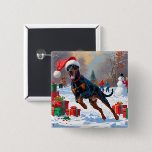 Doberman läuft im Schnee mit Weihnachtshut Button