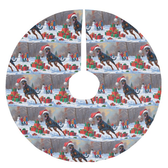 Doberman läuft im Schnee mit Weihnachtshut Polyester Weihnachtsbaumdecke (Vorderseite)