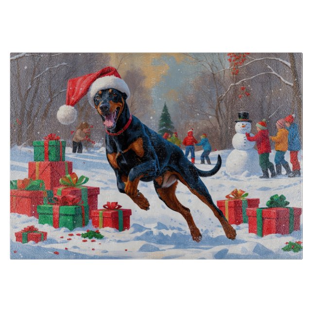 Doberman läuft im Schnee mit Weihnachtshut Schneidebrett (Vorderseite)