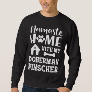 Doberman Pinscher Dog Namaste Zuhause mit meiner D Sweatshirt