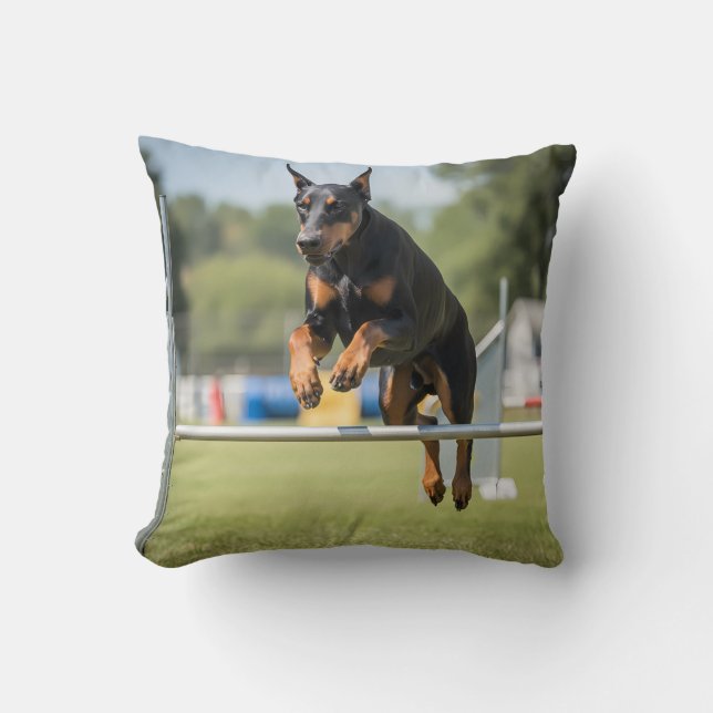 Doberman Pinscher Elegant Throw Pillow Kissen (Vorderseite)