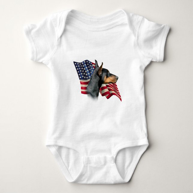 Doberman Pinscher Flag Baby Strampler (Vorderseite)