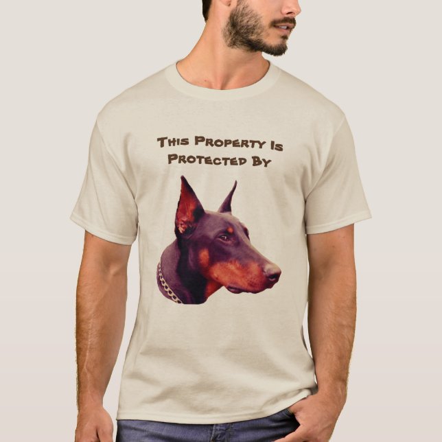 Doberman Pinscher geschützt durch Funny T-Shirt (Vorderseite)