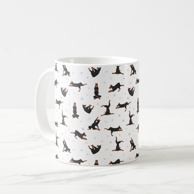 Doberman Pinscher Hund Yoga Kaffeetasse (Vorderseite Links)