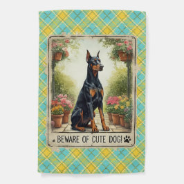 Doberman Pinscher hüten sich vor Niedlichem Hund