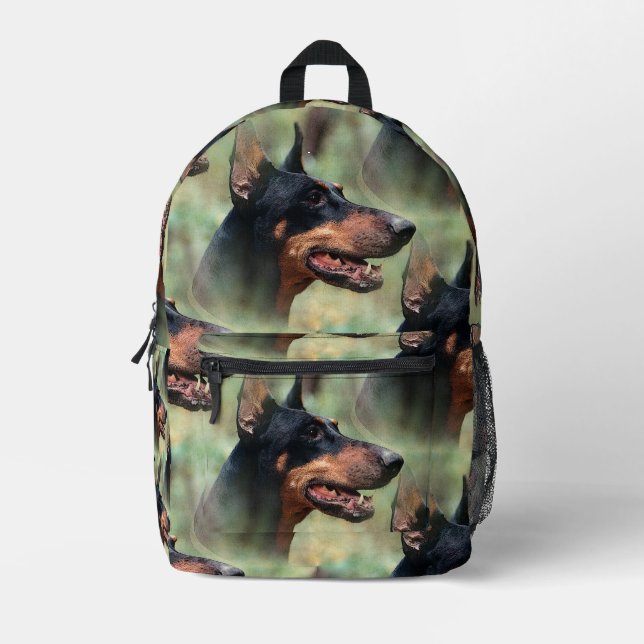 Doberman Pinscher im Wald Bedruckter Rucksack (Vorderseite)