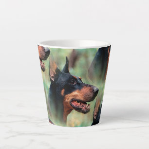 Doberman Pinscher im Wald Milchtasse