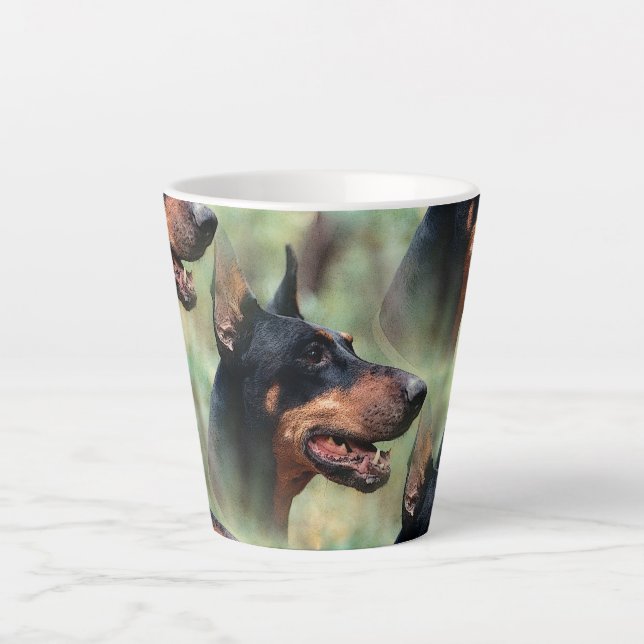 Doberman Pinscher im Wald Milchtasse (Vorderseite)