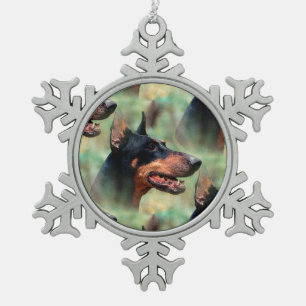 Doberman Pinscher im Wald Schneeflocken Zinn-Ornament