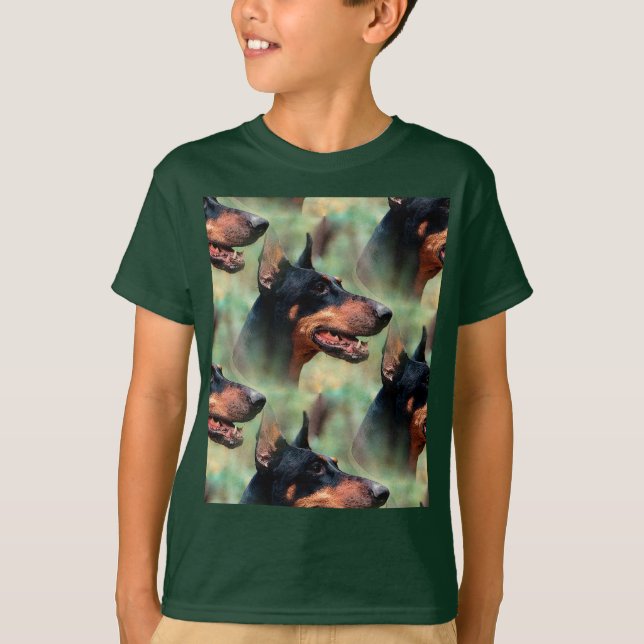 Doberman Pinscher im Wald T-Shirt (Vorderseite)