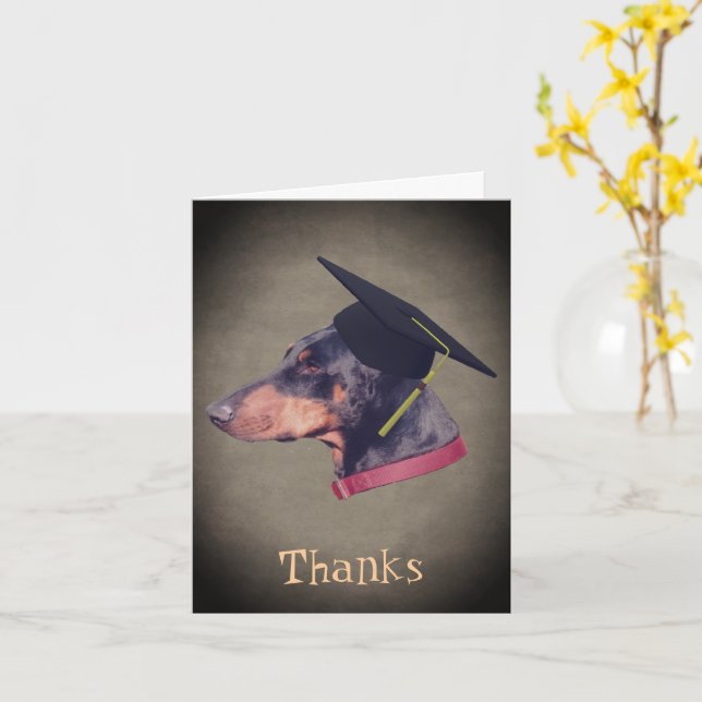 Doberman Pinscher in Graduiertenkap Danke Karte (Gelbe Blume)