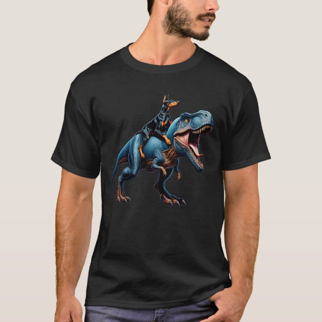 Doberman Pinscher Riding Dinosaur Funny Lover T-Shirt (Vorderseite)