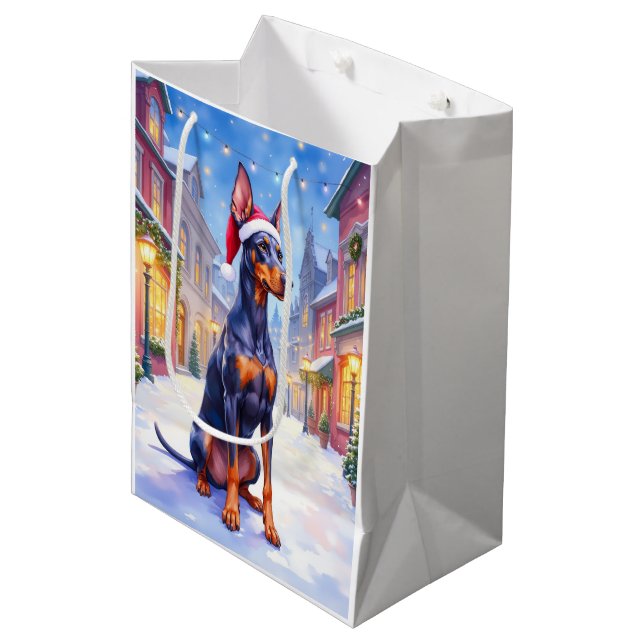 Doberman Pinscher Snowy Village Santa Hat Christma Mittlere Geschenktüte (Vorderseite Schrägansicht)