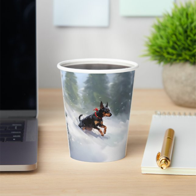 Doberman Pinscher Weihnachtsschnee Winter Pappbecher (InSitu)